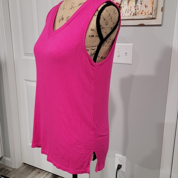 Bright pink sleeveless shirt, super soft, size large - Picture 2 of 4